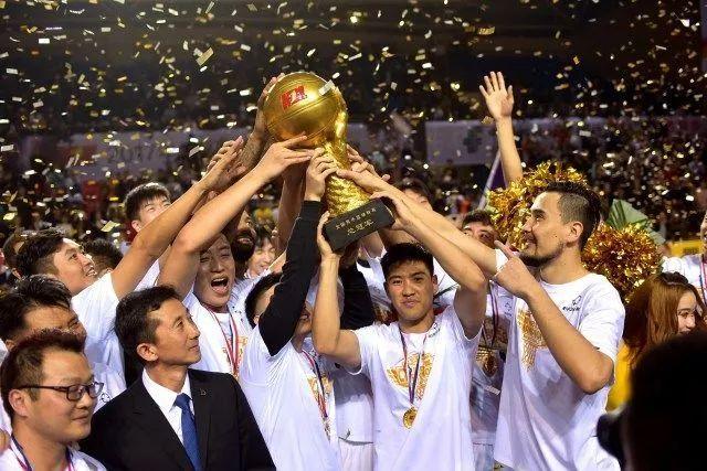 哈登关键三分快船险胜灰熊 76人力克骑士