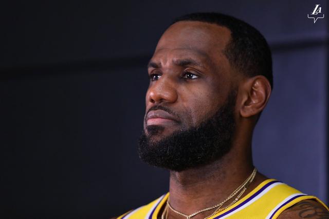 哈登关键三分快船险胜灰熊 76人力克骑士